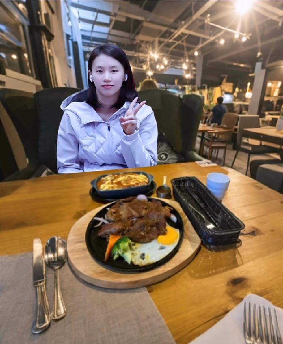 陈芋汐的休闲时刻：西餐局里的元气少女
