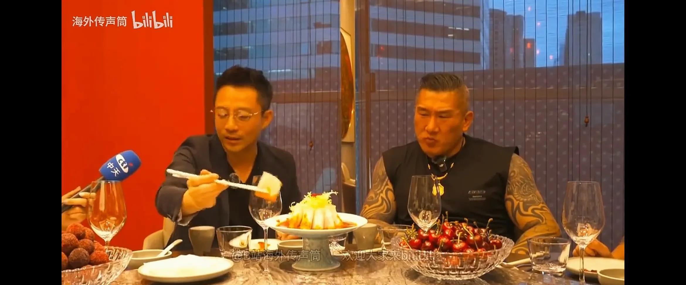 汪小菲，很暖心！
6月12日，汪小菲在上海麻六记餐厅招待来自中国台湾省的网红馆长
