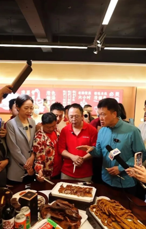 荣昌旅游的火爆归结于二人：卤鹅哥和高书记
如果没有卤鹅江歌的拼命投送，就不会在网