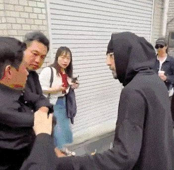 近日，有网友在日本偶遇周杰伦，他身着黑色卫衣，背稍显佝偻。
据媒体此前报道，刘畊