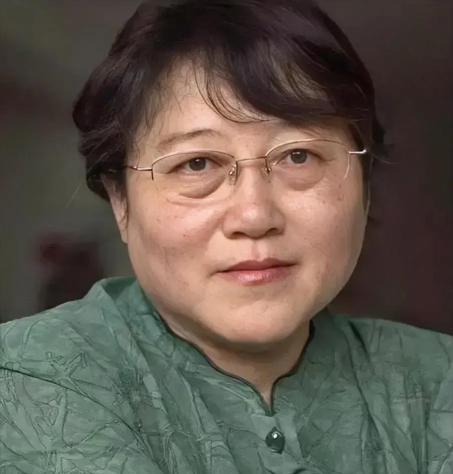 1980年，李银河嫁给环卫工人王小波，一个北大的高材生下嫁一个环卫工人，而且李的