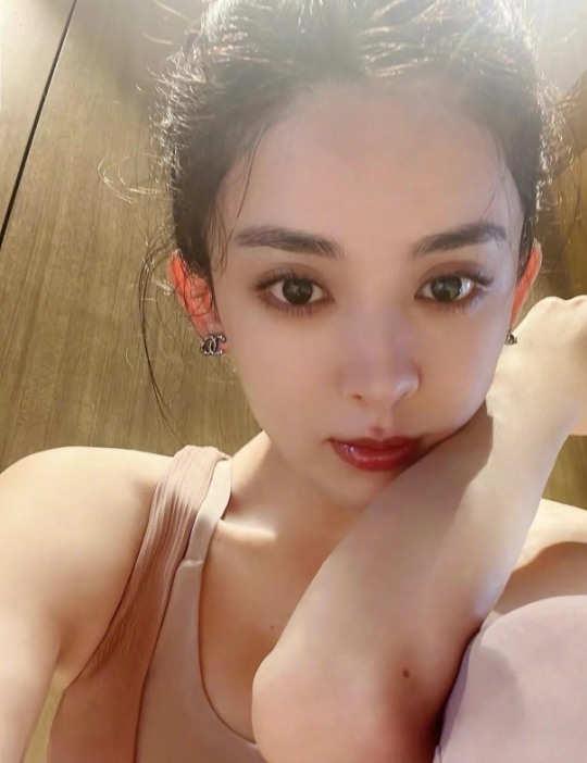娜扎晒瑜伽健身照，对镜自拍人比花娇