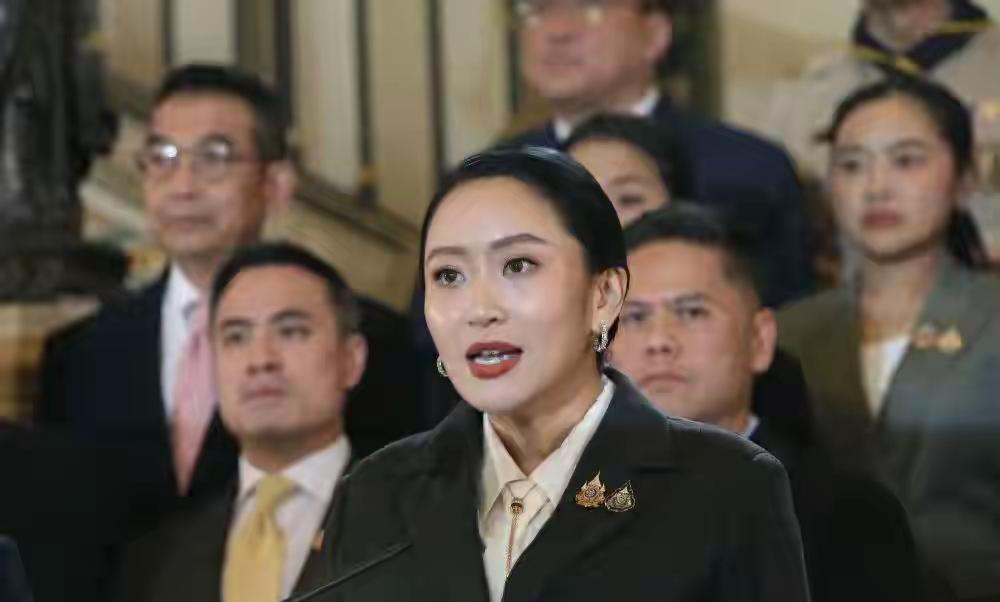 当初洪某说泰国三个月内要换总理，很多人还当他是在说大话，压根没放在心上。
毕竟政