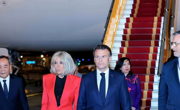 马克龙挨打，法国夫人铁青脸











法国总统马克龙的越南之行，竟然