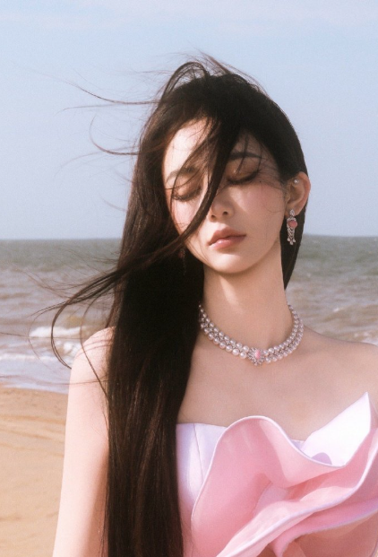 跨年晚会的靳梦佳直接美到让人认不出！靳梦佳：你是靳梦佳那我是谁？一身粉色花苞抹胸