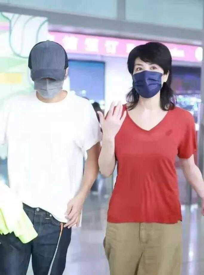低调也抢眼！王菲谢霆锋520东京机场被偶遇