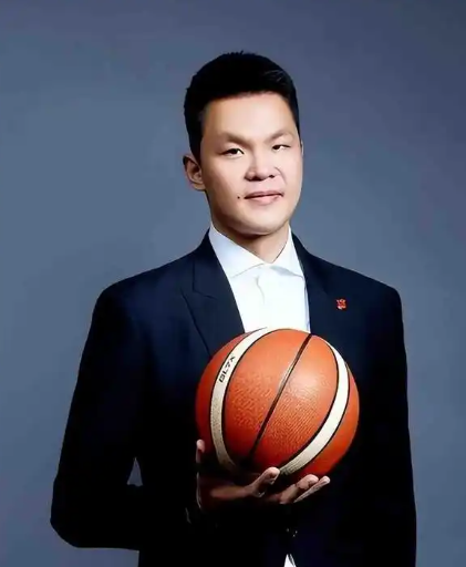 朱芳雨工作效率值得点赞，一套强力首发阵容或一起官宣。

不出意外的话，月底前广东