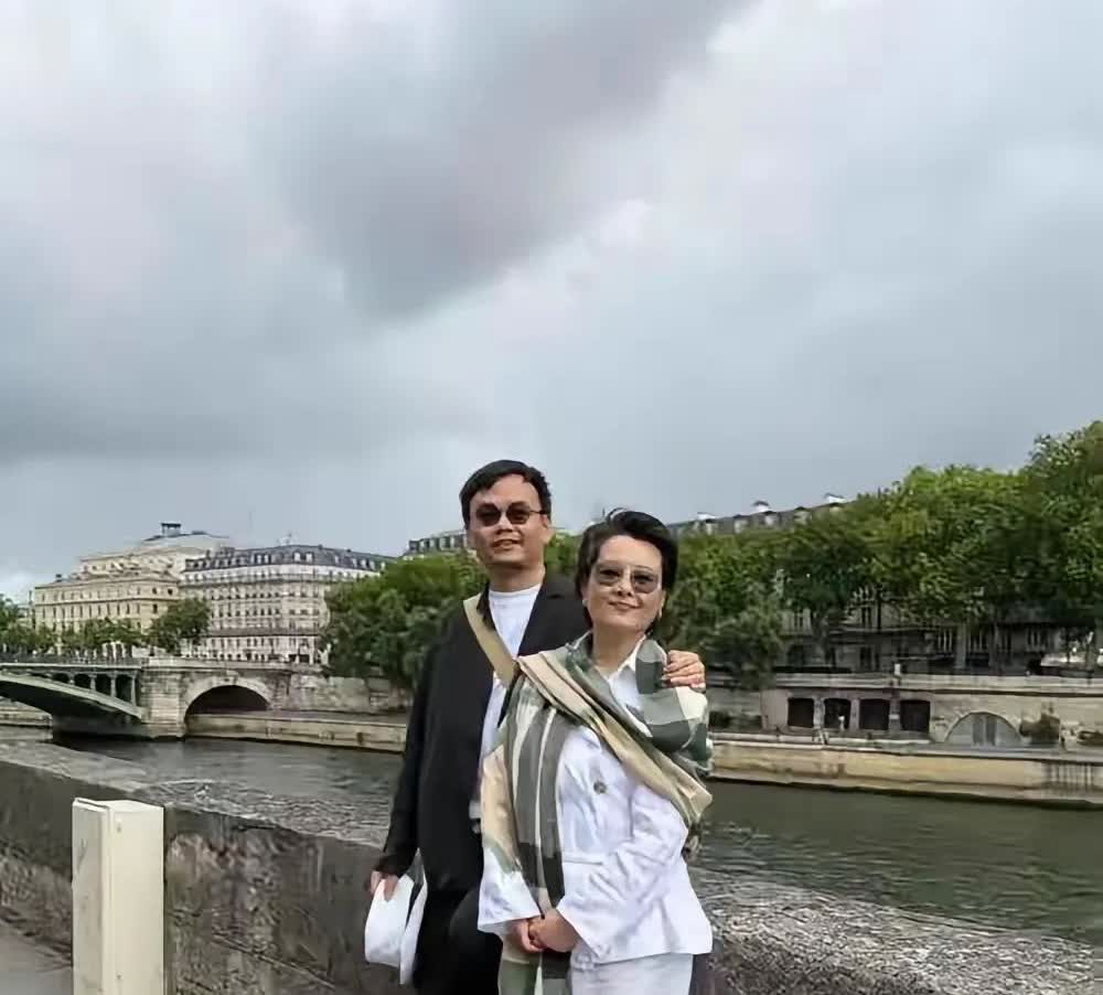袁立和三婚丈夫国外旅游被偶遇。
两个人穿着特别协调的情侣装，非常时尚养眼。
