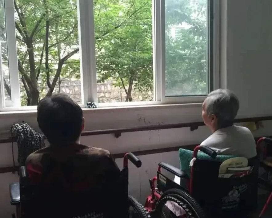 安徽宿州，男子忙于工作无法照顾73岁老父亲，便将老人送到养老院。可老人并不愿意一