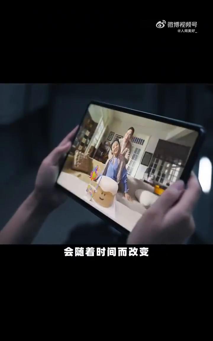 她突然发现父母每年发来的庆生视频里藏着一个巨大谎言。父母的衣服和家中布景会随着时