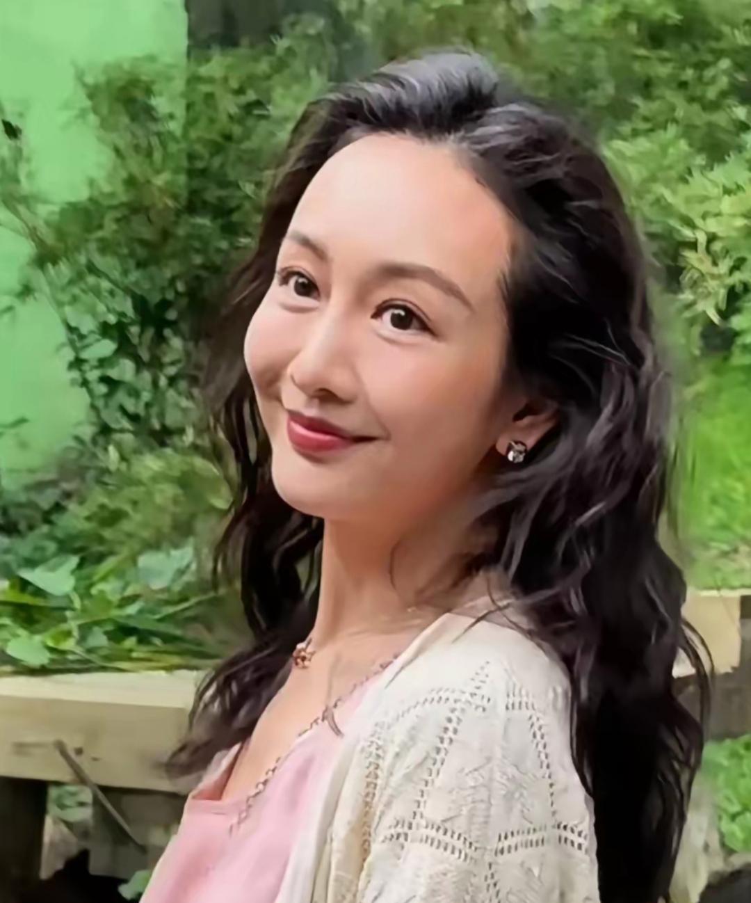 王鸥变老了好多，看起来胖了，皮肤也松懈了，王鸥也是娱乐圈有勇气的女人，和何九华恋