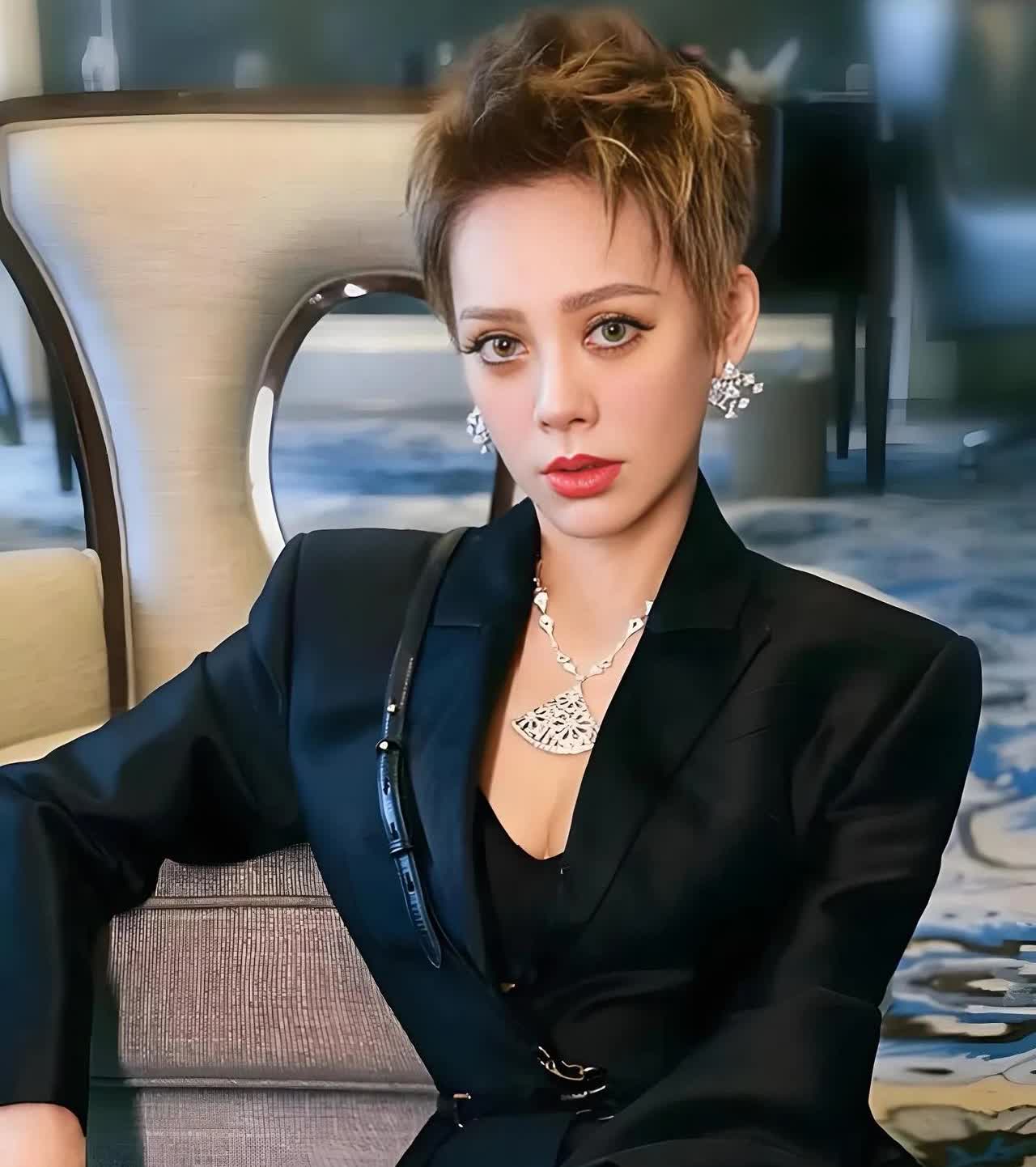 我敢说，

宁静在家这手都得洗秃噜皮了，

不是她洁癖，而是她怎么也想不