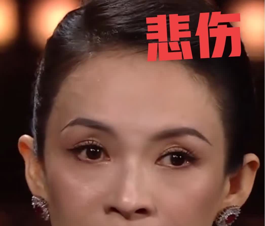 身为一个普通女性， 看到章子怡的眼神，我心都碎了！

她站在台上，穿着得体，