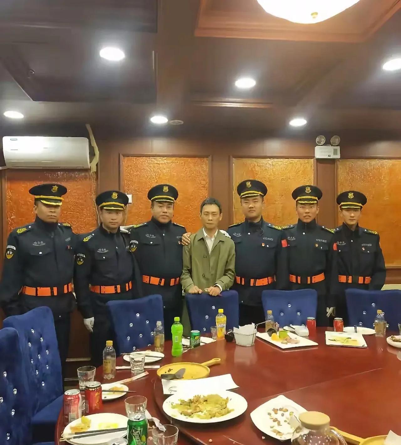 张译：我是专业的，忍住，不能笑，把手露出来先[我想静静]。