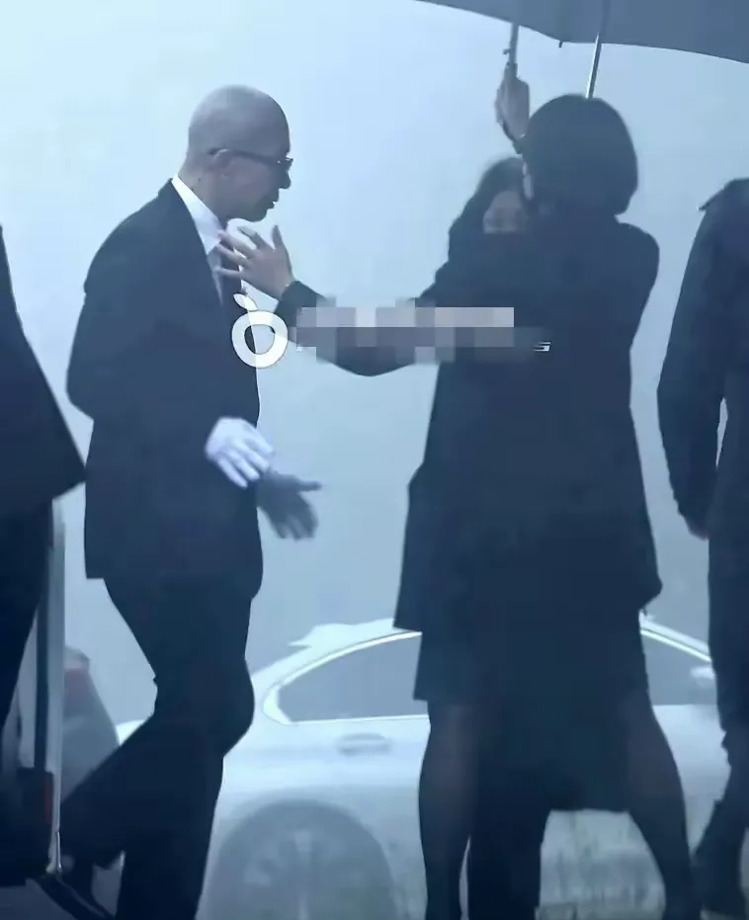 光头哥雨中扶丈母娘引热议











怎么回事？光头哥送丈母娘上厕所也