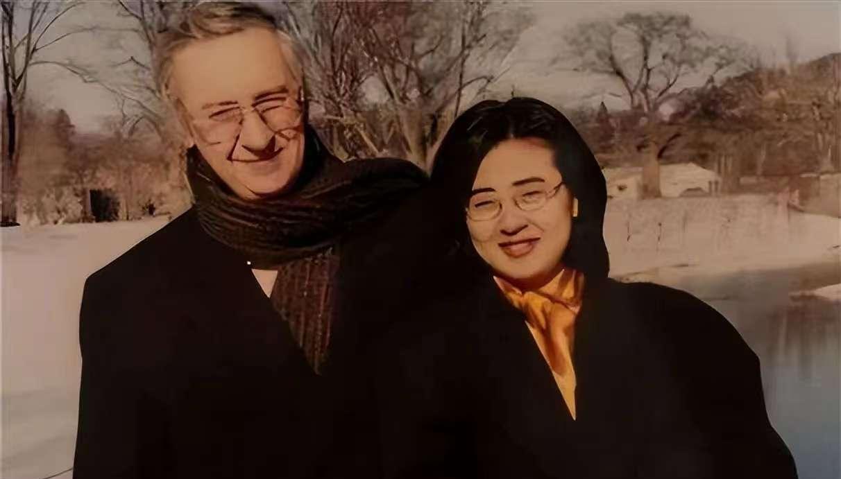 1999 年，28岁北大才女田晓菲嫁给53岁美国导师，父母气的咬牙切齿，但田晓菲