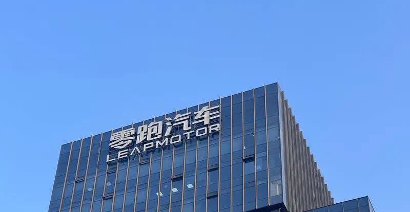 【朱江明：明年6月将推出D平台全尺寸MPV产品】日前，零跑汽车董事长朱江明在C1