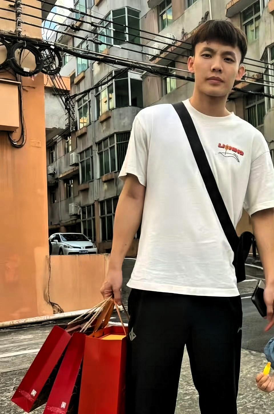 广东宏远中秋节前发月饼，徐杰领三份，王少杰领一份，不得不说，广东男篮私下人文关怀