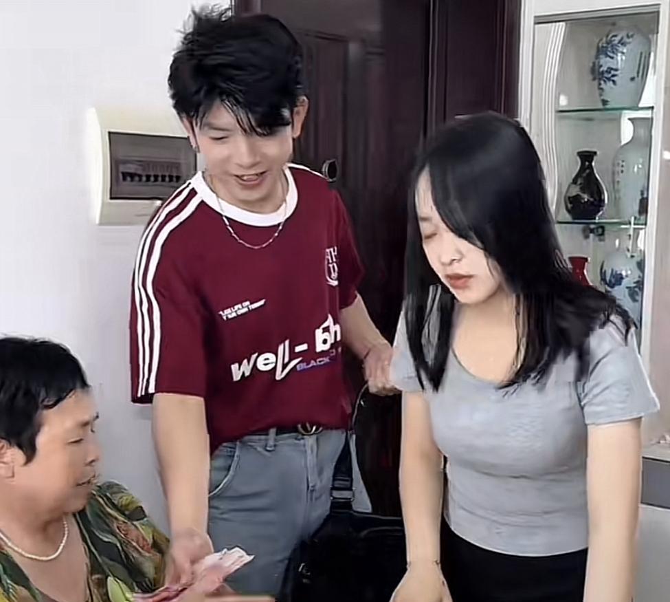 小伙子成家后，工资竟悉数交给母亲，这般操作着实令人咋舌。既然已经组建新家庭，经济