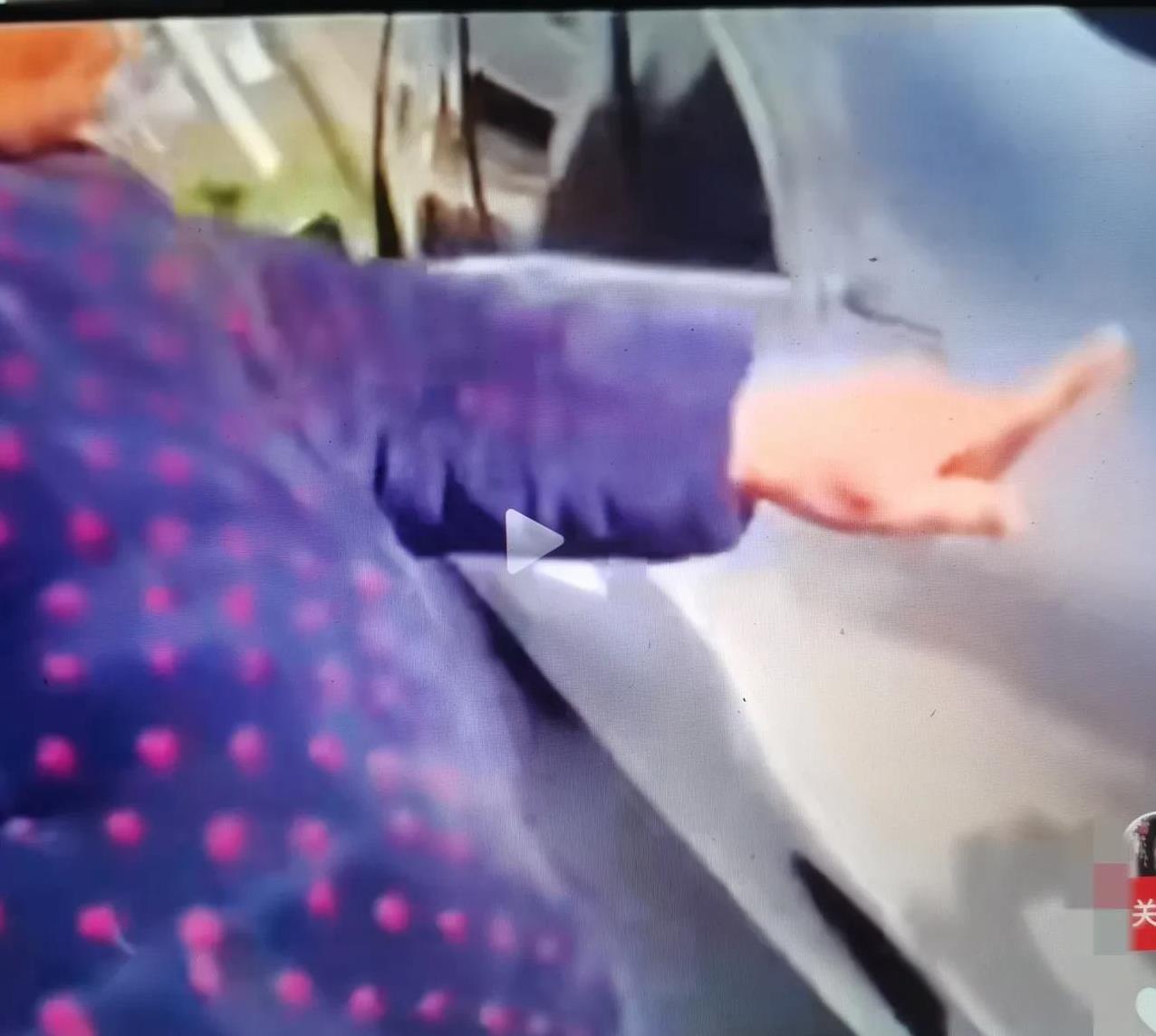 大妈拿车钥匙绕奔驰车划了一圈，被抓后竟然想用口水涂抹掉！车主：我没招她没惹她！