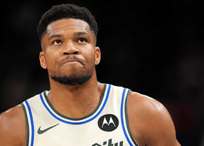 尼克斯会积极寻求与雄鹿交易得到扬尼斯-阿德托昆博。
消息人士透露，在本赛季开始前