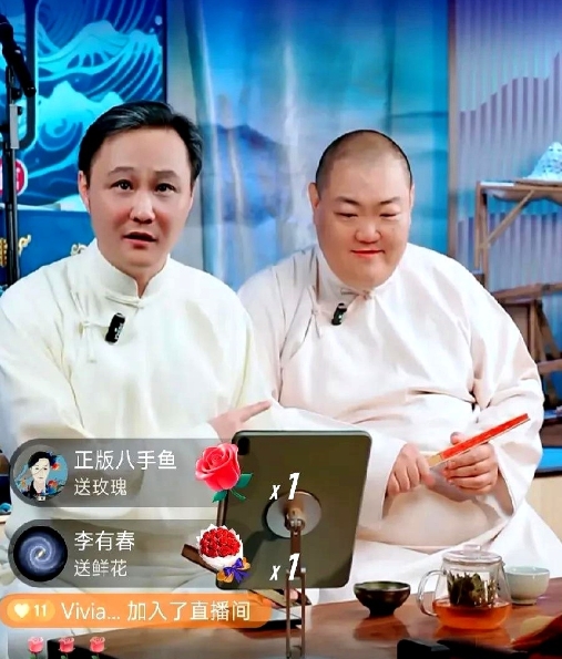 闫云达的直播相声准时开播，虽说是第一次直播说相声，但是效果比张伯鑫强多了。

张