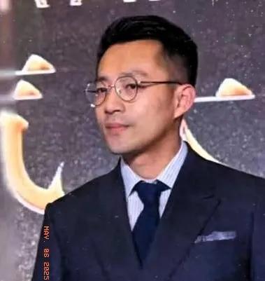 汪小菲和马筱梅的事，说白了就是汪小菲要不要娶马筱梅的问题。 马筱梅的一些旧照片被