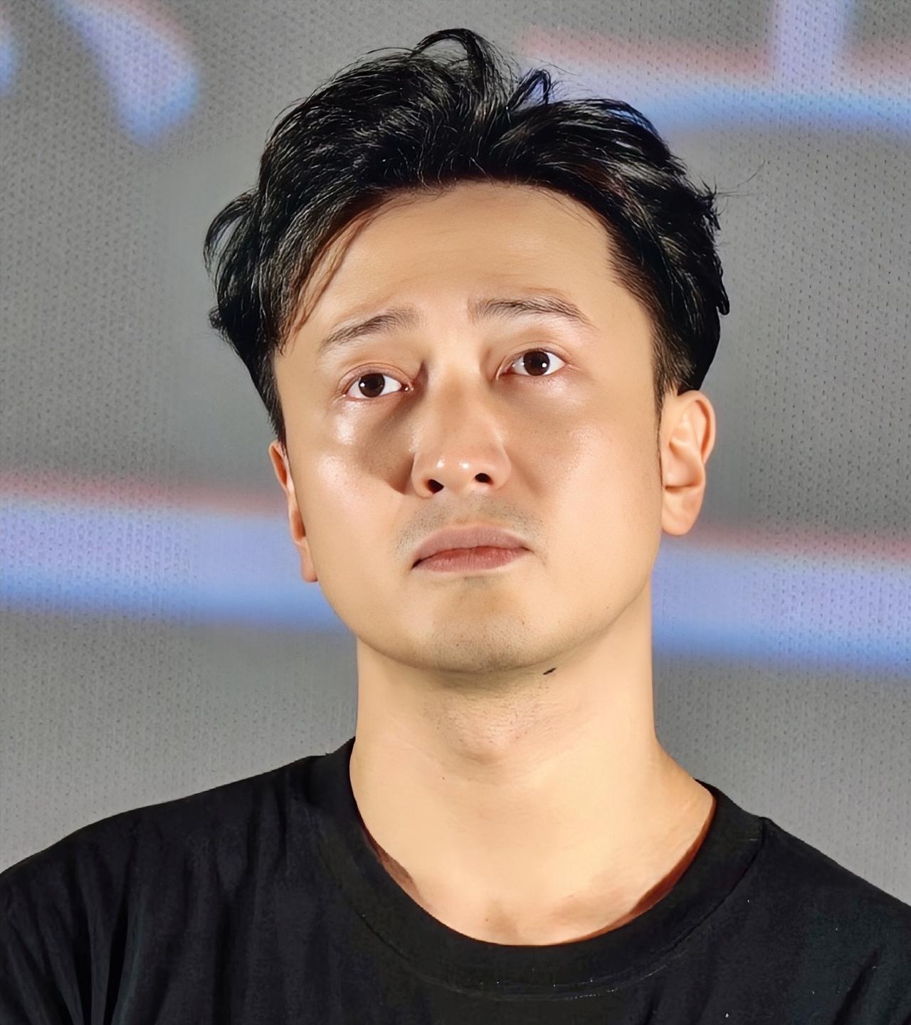 王传君这个人
完全经不起细究，
因为仔细一研究你就会发现，每次看到他都会被他的演