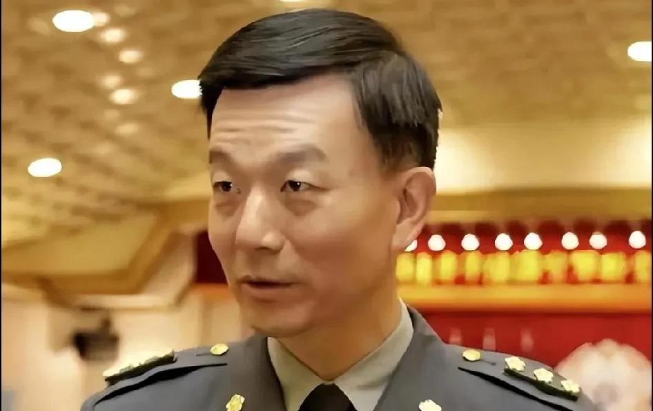 “变色龙”于北辰在一次接受大陆媒体拍摄时，人模人样的穿了一身笔挺的军装。
自我介
