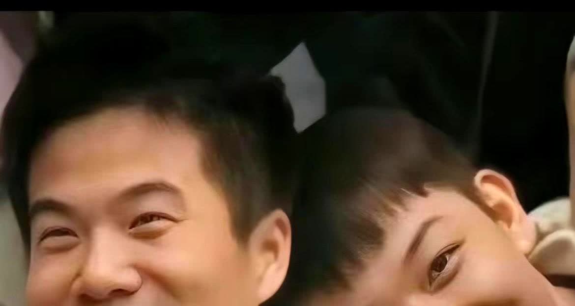 前3张照片，是宇辉与董董在甄选的留影。

时间这东西真有意思，能把青涩打磨成