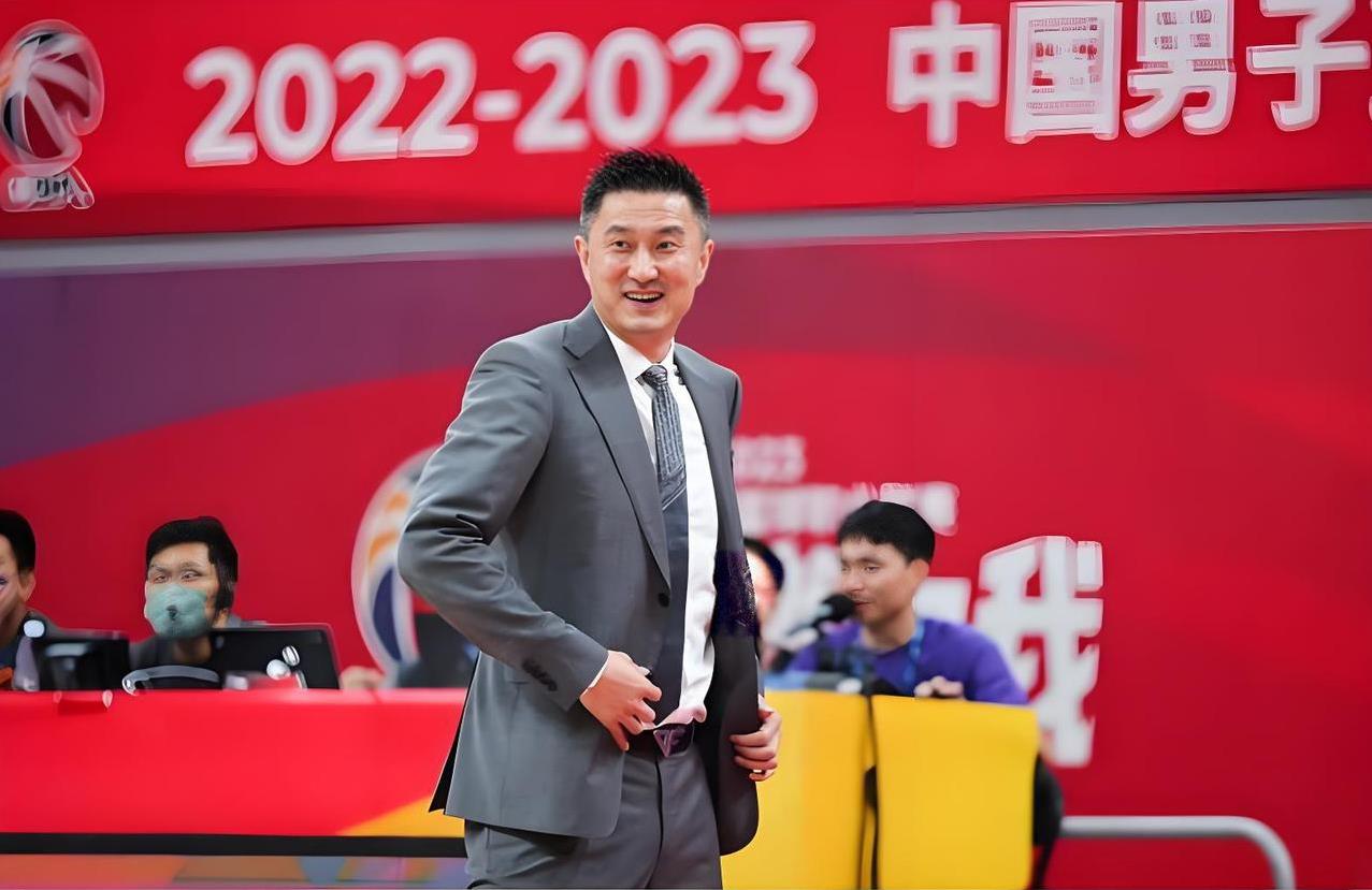 杜锋游刃有余！
粤辽比赛将于今晚开始，不过杜锋却从从容容！在谈到这场比赛时，杜锋