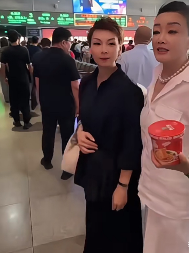 

九月的第一天
张兰和洋洋一大早已经赶到高铁站了！有粉丝喊兰姐干嘛去？
张兰和
