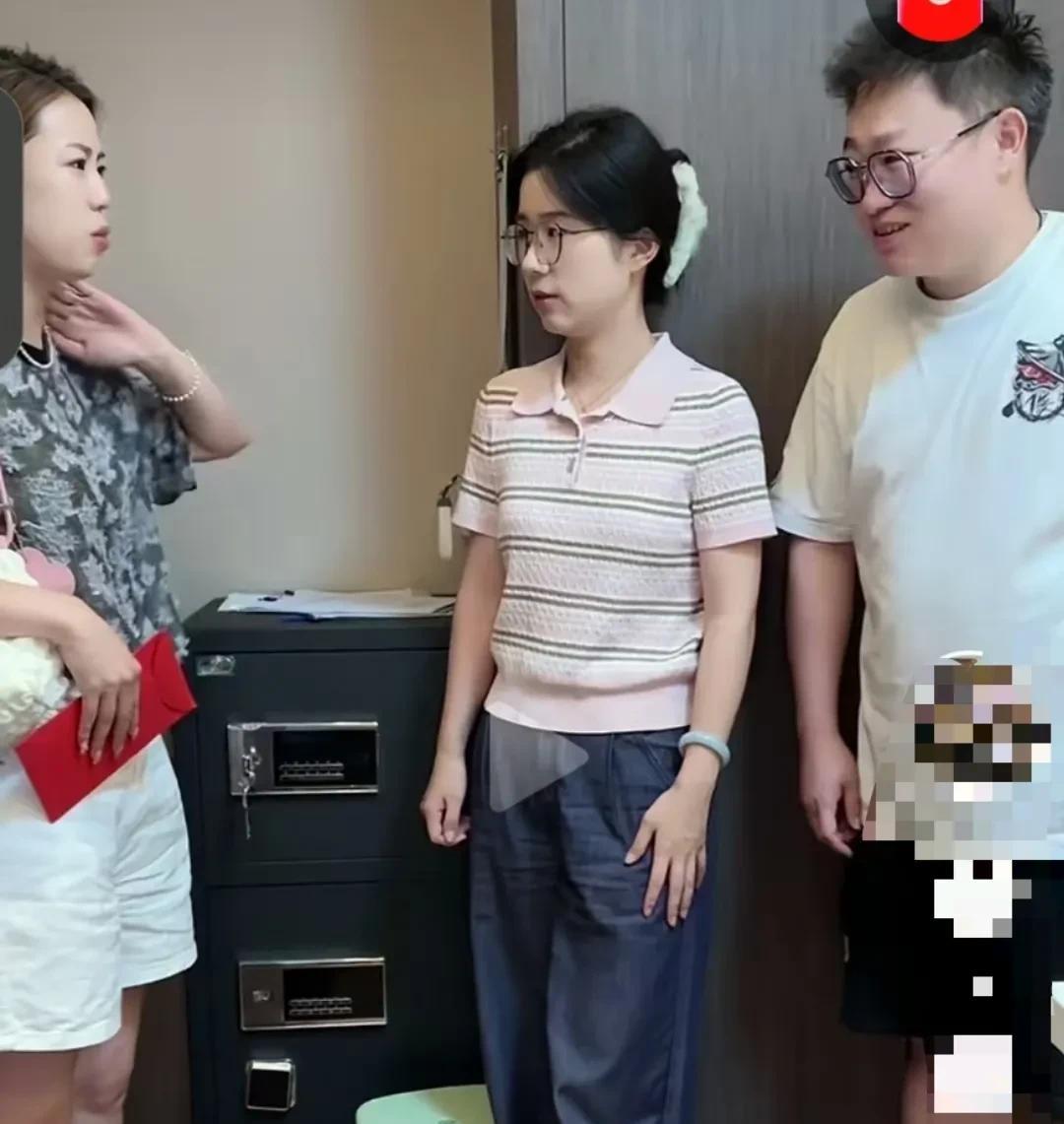 洞洞坑坑这里里外外都做的太有面了
娜子的公公去世了
这不娜子请假想陪陪婆婆
坑坑