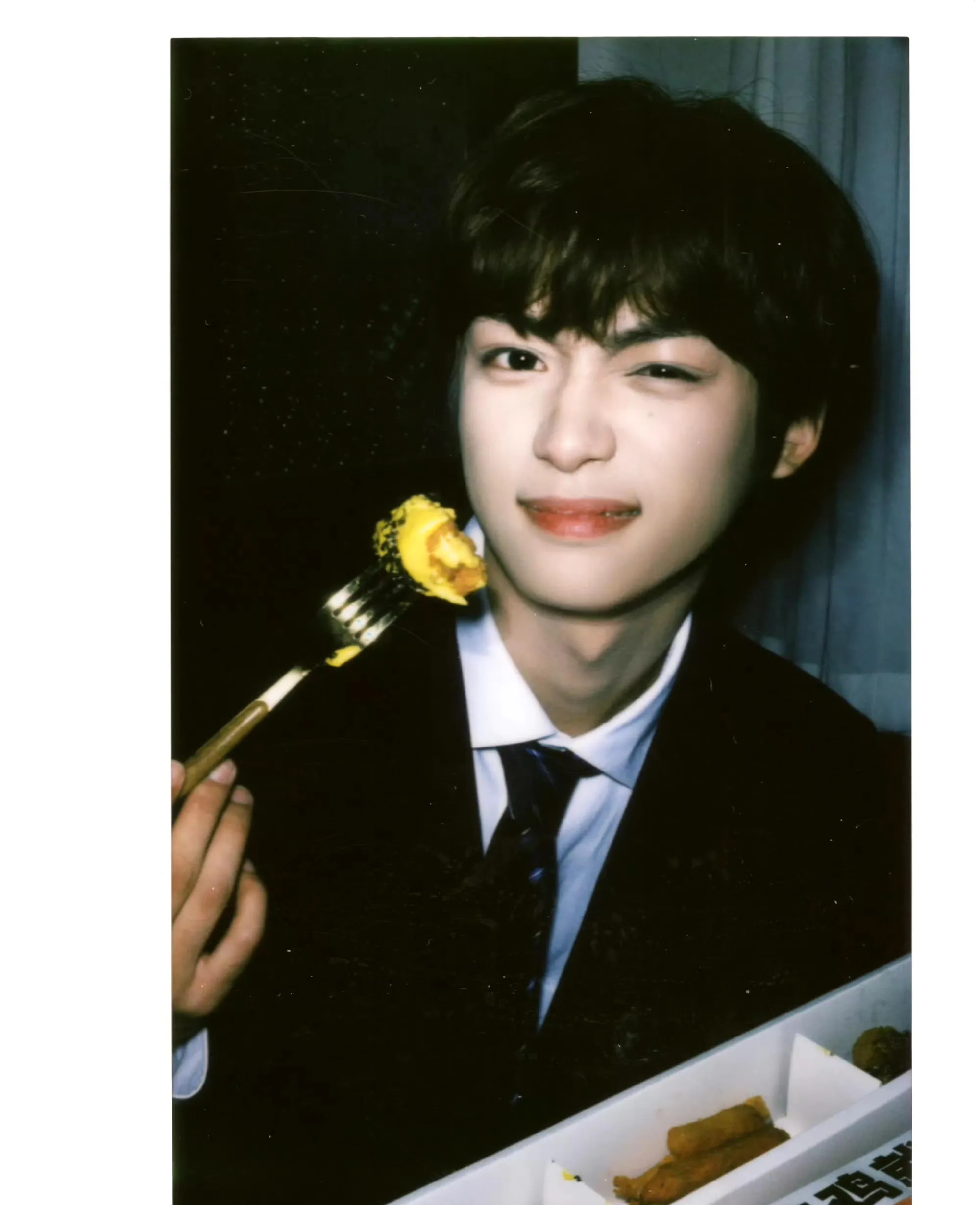 梓渝凌晨音乐节彩排的路透一出来，就像是撒了活力剂一般，又蹦又跳的，鲜活如同弹簧人