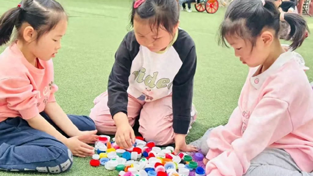 班级活动｜宁乡市万婴兆基幼儿园：建构区游戏：瓶盖、蛋托与积木