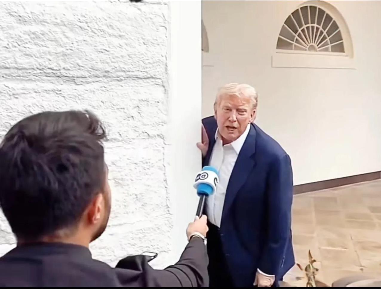 无时不刻都要接受采访的特朗普，难以置信他竟然和绝大多数美国媒体关系不好[偷笑]