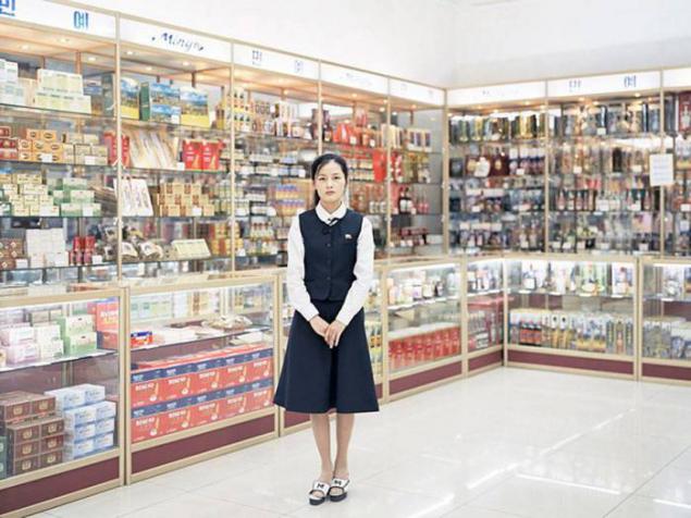 2007年，朝鲜平壤一家商店的营业员。 