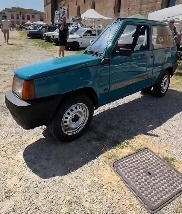 #奇葩汽车#
这种世界上最窄的汽车您见过吗？车身瘦瘦的而且还配有四个车轱辘的，前