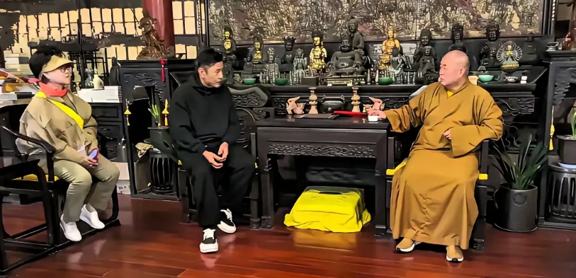 你在喝茶，客人连水杯都没有？
在演员于荣光去少林寺拜访释永信的时候，发现一个细节