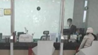 银行8个窗口6个不营业后续：工作人员称人手不够，评论区网友炸锅
