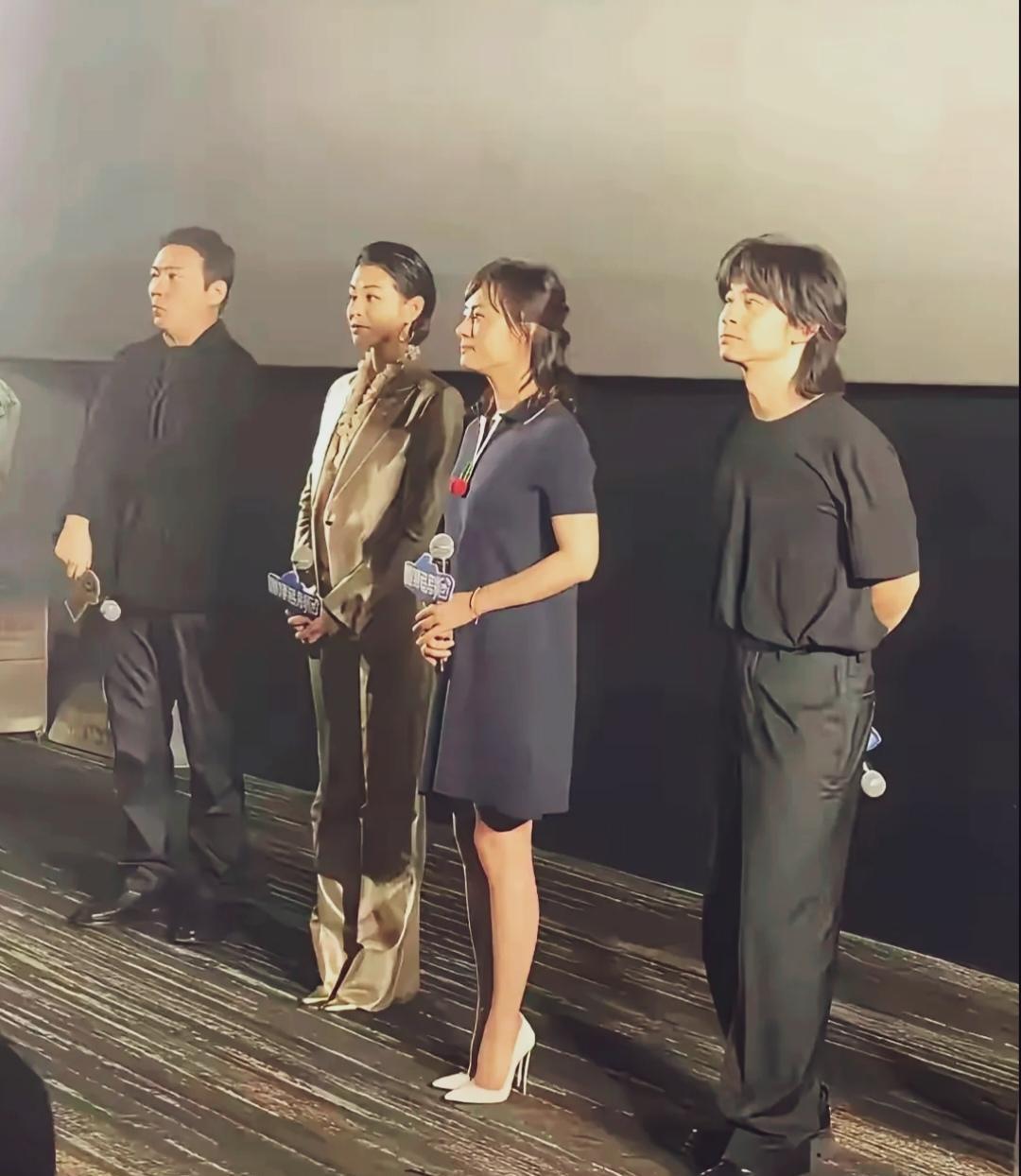 右二是孙俪吗？显得皮肤发黄，也可能是灯光角度问题。另外一个女演员比孙俪有气质，看