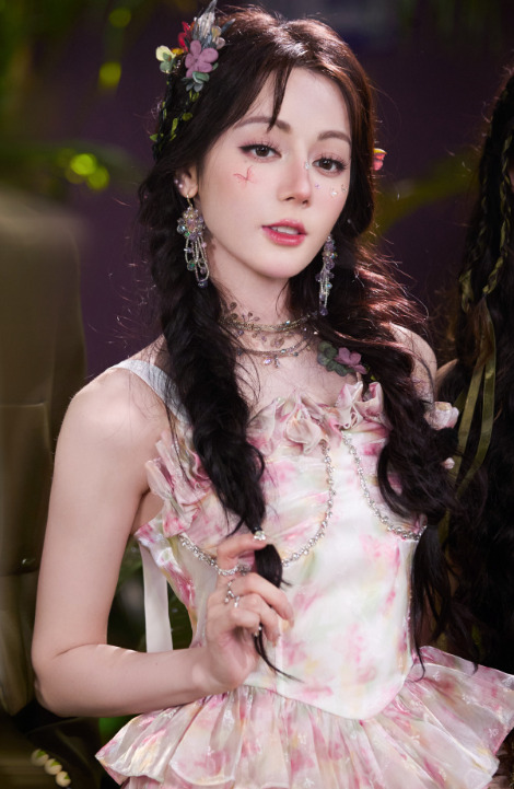 迪丽热巴的小妆造，超可以的，甜美的，超可以的！