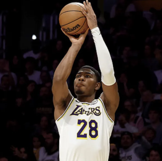 湖人将在主场对阵老鹰，赛场湖人主帅JJ-雷迪克接受了记者采访。
记者问到了八村垒