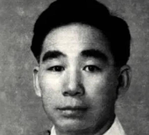 1956年，开国少将易耀彩带着妻子衣锦还乡，没想到，刚进村就看见了自己当年的童养