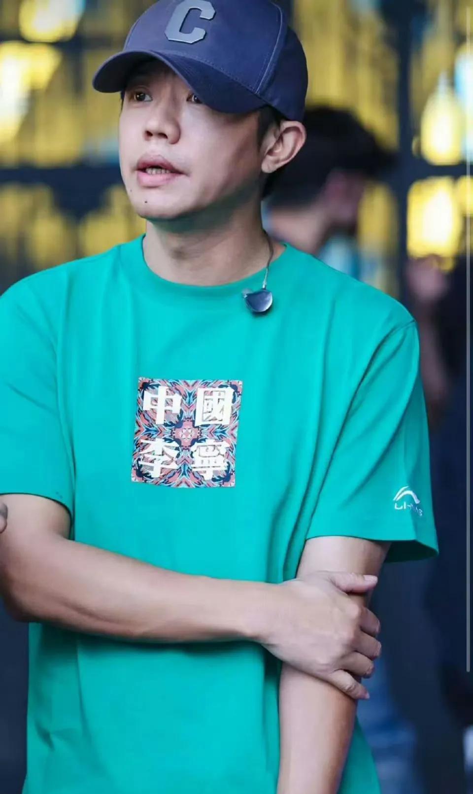 现在全网最烦恼的应该就是曾毅了吧？
不是因为举办演唱会事情多，也不是工作压力大，