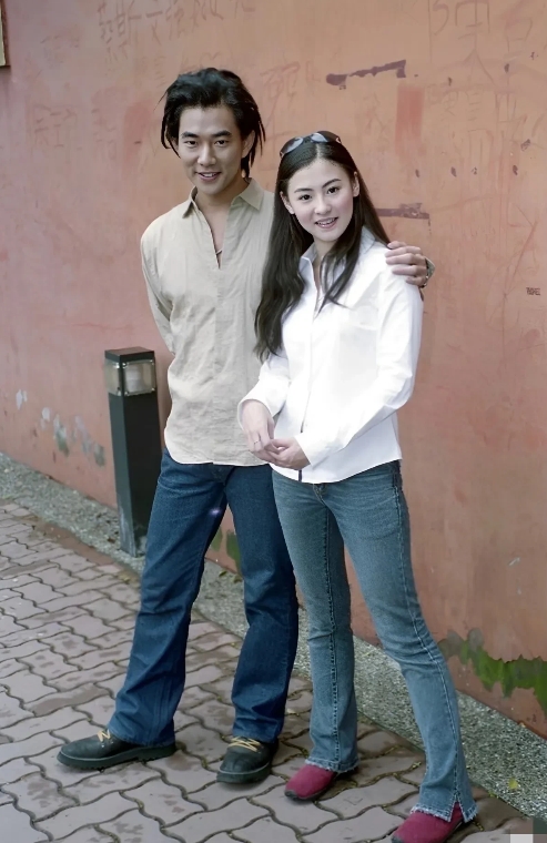 一张极具魅力的彩照映入眼帘，它定格了电影《星语心愿》里的经典瞬间。照片中，张柏芝
