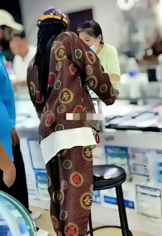 一个敢设计，一个敢穿，真是太牛了。

