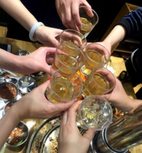 新疆，导游黄某受旅行社指派带两对夫妻自驾游，途中受邀饮酒后醉酒，半夜重症肺炎、酒