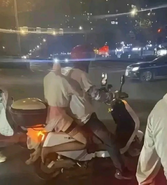这是有多饥渴，头都顾不上装了