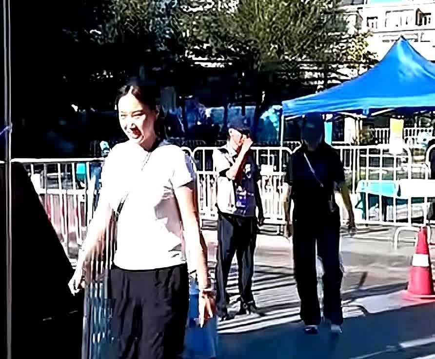 七夕夜，陈幸同晒图：桌上只有一碗豆腐脑。
网友炸锅：“梁靖崑，你家开矿就请这个